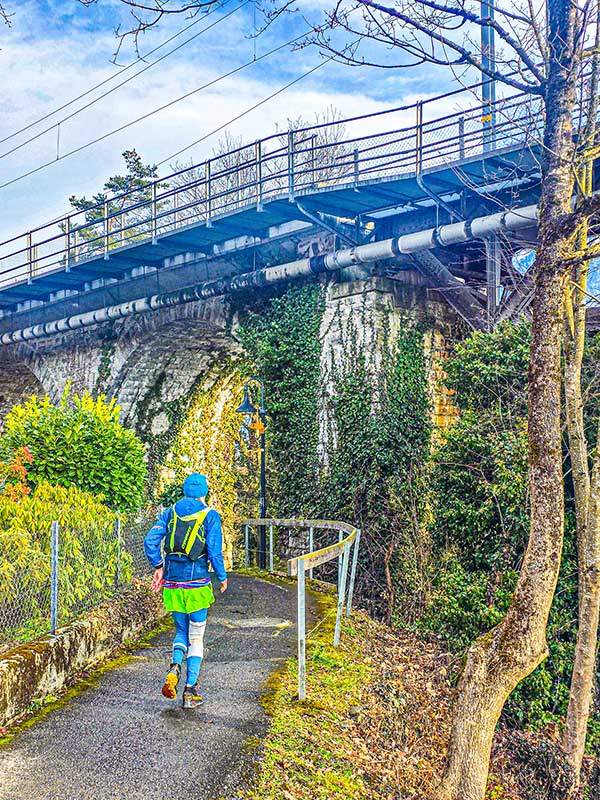 강변 산책로를 뛰는 스위스 러너.