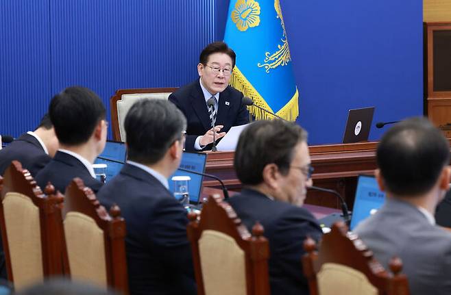 이 대통령 "부당한 가격 인상 더는 안 돼"/ 어제, 청와대 수석보좌관 회의