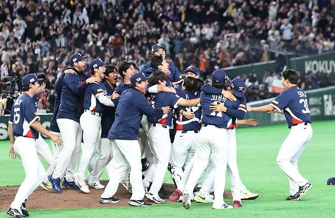 지난 9일 일본 도쿄돔에서 열린 2026 월드베이스볼클래식(WBC) C조 조별리그 최종전 대한민국과 호주의 경기. 호주를 꺾고 8강 진출을 확정한 한국 대표팀이 기뻐하고 있다. 연합뉴스