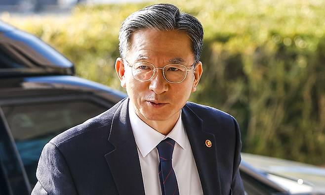 공소취소 거래설 일축 정성호 법무부 장관이 12일 경기 과천시 법무부 청사로 출근하고 있다. 과천=뉴시스