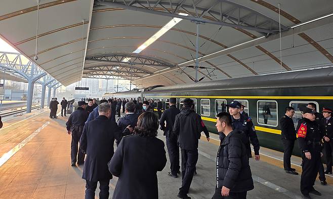 활기 북중 여객열차 운행이 6년 만에 재개된 12일 베이징역 플랫폼이 평양행 열차를 타기 위해 나온 승객들로 북적이고 있다. 베이징=이우중 특파원