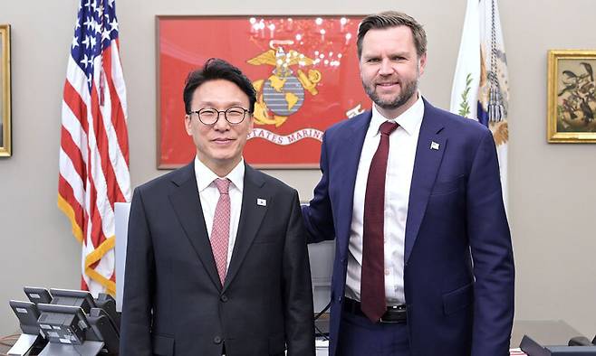 김민석 국무총리가 12일(현지시간) 미국 워싱턴DC 백악관에서 JD 밴스 미국 부통령과 회담을 하기 위해 만나 기념사진을 촬영하고 있다. 주미한국대사관 제공