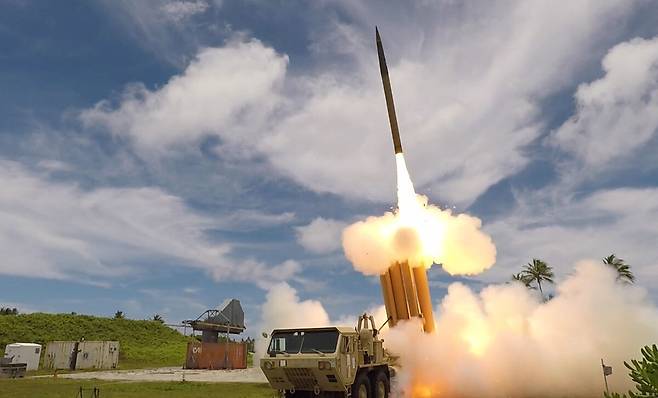 미군 사드(THAAD·고고도미사일방어체계) 요격미사일이 발사대에서 발사되고 있다. 세계일보 자료사진