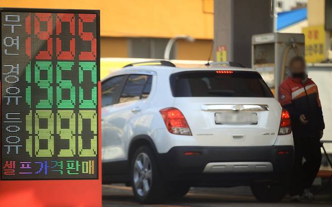 13일 제주 시내 한 주유소 가격 안내판에 유가 정보가 게시되고 있다. 뉴시스