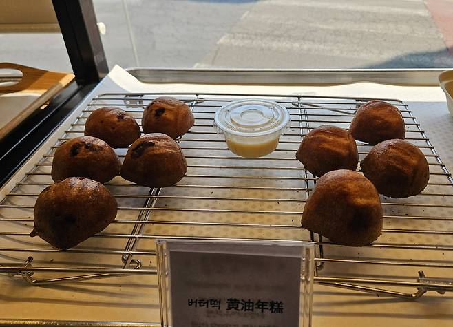 서울 노원구의 한 카페에서 ‘버터떡’ 재고가 얼마 남지 않은 모습. 개당 1500원선이다.