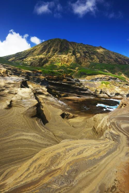 코코헤드 분화구와 하나우마 베이 일대의 독특한 해안 바위.