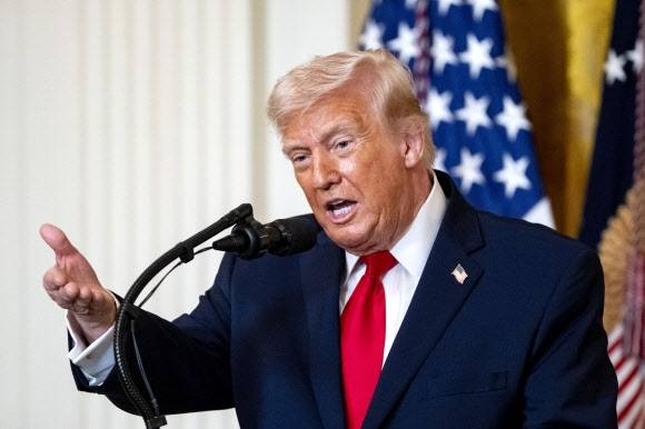 도널드 트럼프 미국 대통령이 12일(현지시간) 워싱턴DC 백악관 이스트룸에서 열린 여성 역사의 달 기념 행사에서 연설하고 있다. 워싱턴DC UPI 연합뉴스