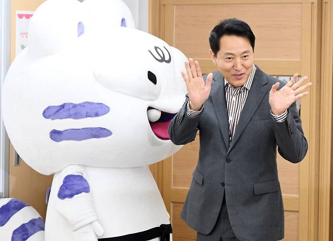 인사하는 오세훈 서울시장 - 오세훈 서울시장이 13일 서울의 한 초등학교에서 열린 초등안심벨 안전교육 현장을 찾아 학생들과 인사하고 있다. 연합뉴스