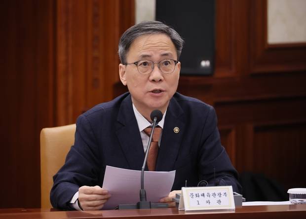 김영수 문화체육관광부 1차관이 12일 서울 종로구 정부서울청사에서 열린 ‘민생물가 특별관리 관계장관 TF 회의’에서 암표 특별단속 및 근절방안을 발표하고 있다. 연합뉴스