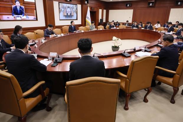 구윤철 부총리 겸 재정경제부 장관의 주재로 12일 ‘민생물가 특별관리 관계장관 TF 회의’가 진행되고 있다. 연합뉴스