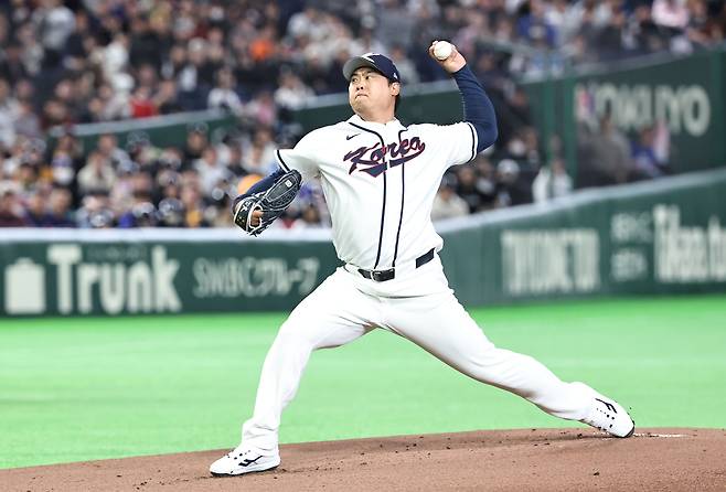 류현진이 8일 일본 도쿄돔에서 열린 2026 WBC 조별리그 C조 3차전 대만과의 경기에서 역투하고 있다. 연합뉴스