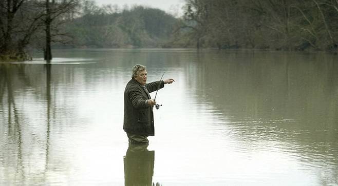 영화 ‘빅 피쉬’ 속 아버지 에드워드는 늘 자기 삶의 한복판에 서서 말 대신 이야기를 남기는 사람이었다. IMDB