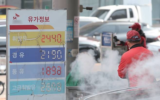 중동 사태 여파로 국내 기름값이 오르자 정부가 3월13일부터 석유 최고가격제를 시행했다. ⓒ연합뉴스