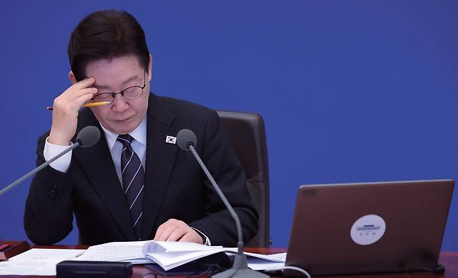 이재명 대통령이 3월10일 청와대에서 열린 국무회의에서 구윤철 부총리 겸 재정경제부 장관의 중동 상황 관련 대응 현황 보고를 듣고 있다. ⓒ연합뉴스