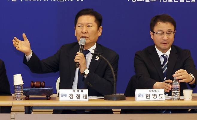 정청래 더불어민주당 대표(왼쪽)가 13일 전북 순창군 발효미생물산업진흥원에서 열린 현장 최고위원회의에서 발언하고 있다. ⓒ연합뉴스