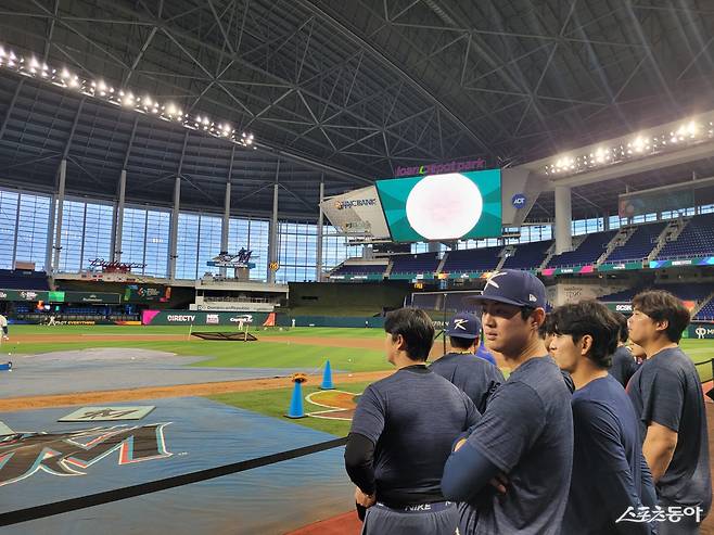 야구 대표팀이 13일(한국시간) 미국 플로리다주 마이애미 론디포파크서 도미니카공화국 대표팀의 타격 훈련을 지켜보고 있다. 마이애미｜장은상 기자 award@donga.com