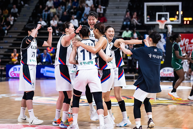 한국 여자농구 대표팀 선수들이 12일 나이지리아를 꺾은 뒤 함께 기뻐하고 있다. FIBA 홈페이지