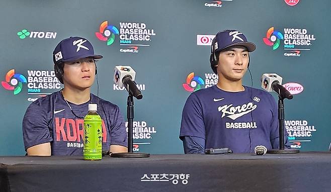 WBC 대표팀 주장 이정후(오른쪽)가 13일 미국 마이애미 론디포파크에서 열린 공식 회견에 김도영과 함께 참가해 질문을 듣고 있다.