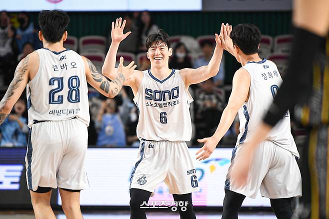 기뻐하는 고양 소노 선수들. 가운데가 이정현. KBL 제공