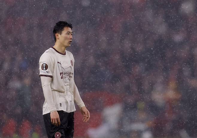 조규성이 13일 영국 노팅엄의 시티 그라운드에서 열린 노팅엄 포리스트와 2025~2026 유럽축구연맹 유로파리그 16강 1차전에서 그라운드를 바라보고 있다.   노팅엄 | 로이터연합뉴스