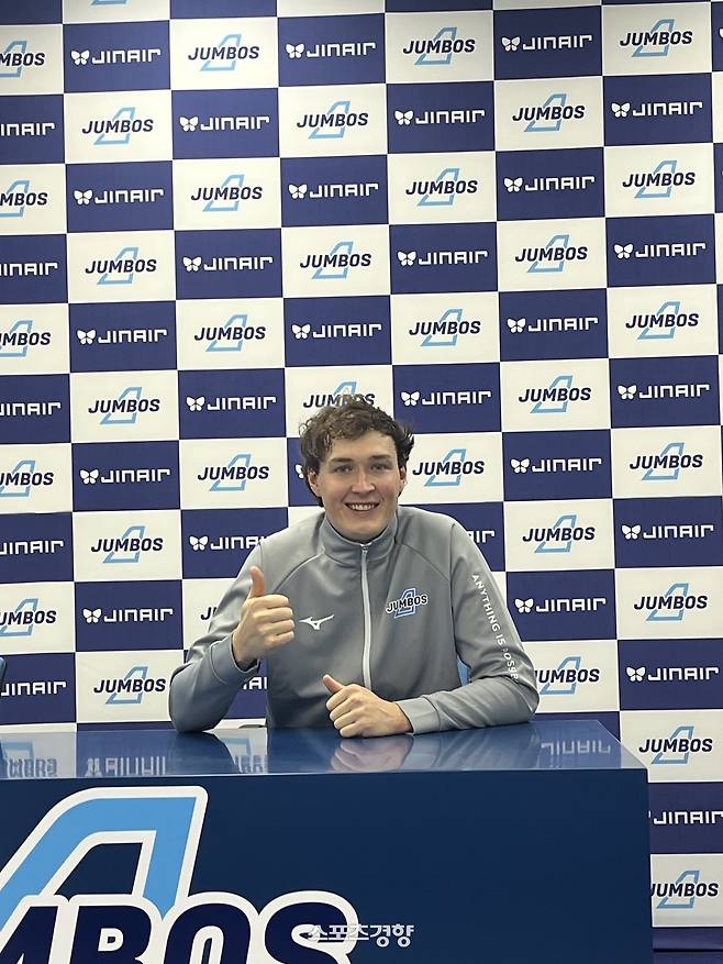 대한항공 이든이 인터뷰를 마치고 포즈를 취하고 있다. 인천 | 김하진 기자