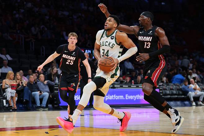 마이애미 아데바요가 13일 밀워키와의 홈경기에서 아데토쿤보의 골밑 돌파를 뒤에서 쫓아가며 막고 있다. Imagn Images연합뉴스