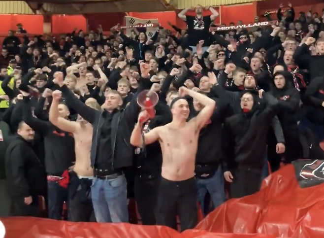 ▲ 미트윌란 팬들이 노팅엄 원정길에서 이긴 후 "조규성" "조규성"을 외치고 있다