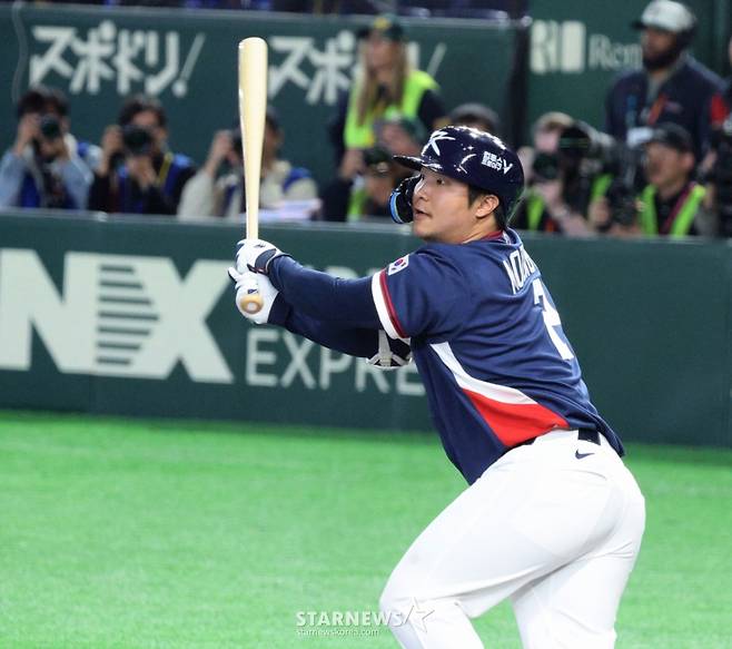 한국 야구 대표팀 문보경이 9일 도쿄돔에서 열린 2026 WBC 도쿄POOL 대한민국과 호주전 5회초 2사 2루에서 적시타를 터트리고 있다. /사진=강영조 선임기자