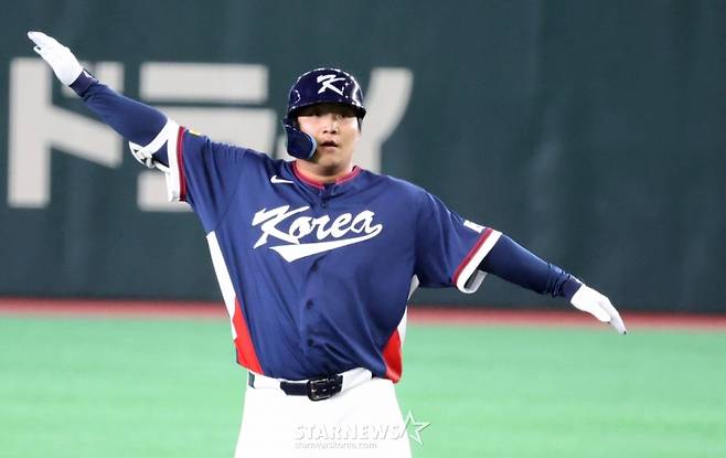 야구 대표팀 문보경이 호주전 적시타를 날리고 세리머니를 하고 있다. /사진=강영조 선임기자