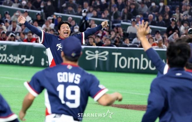 문보경이 9일 호주전에서 승리를 확정짓는 아웃카운트를 잡아낸 뒤 축하하기 위해 달려오는 동료들을 맞이하고 있다. /사진=강영조 선임기자