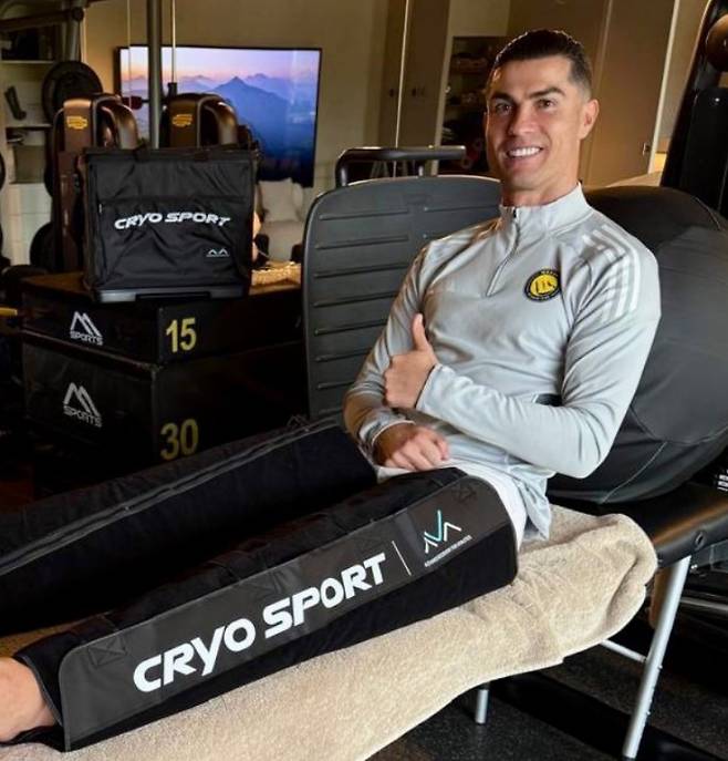 공기압 치료 중인 크리스티아누 호날두의 모습. /사진=크리스티아누 호날두 SNS 갈무리