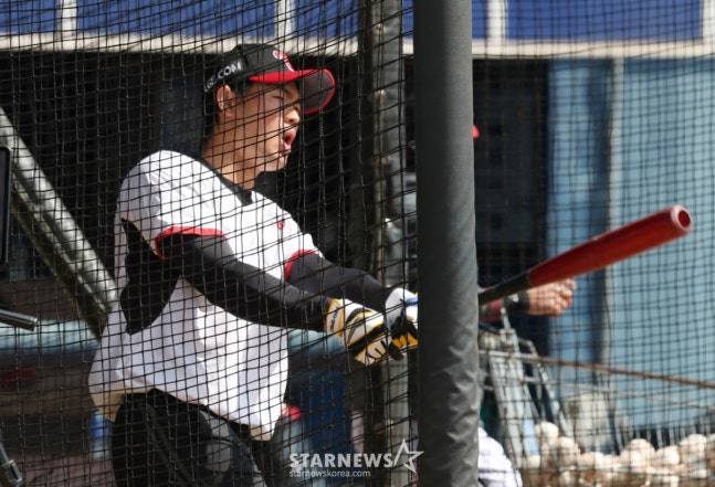 2026 신한 SOL Bank KBO리그 시범경기 NC 다이노스 대 LG 트윈스 경기가 13일 경남 창원시 마산야구장에서 열렸다. LG 이영빈이 타격 훈련을 하고 있다. /사진=김진경 대기자