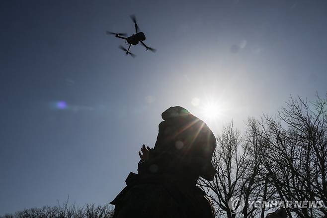 드론 (자포리자 타스=연합뉴스) 지난 1일(현지시간) 러시아 군인이 공격용 드론을 날리고 있다. 2026.3.13 photo@yna.co.kr