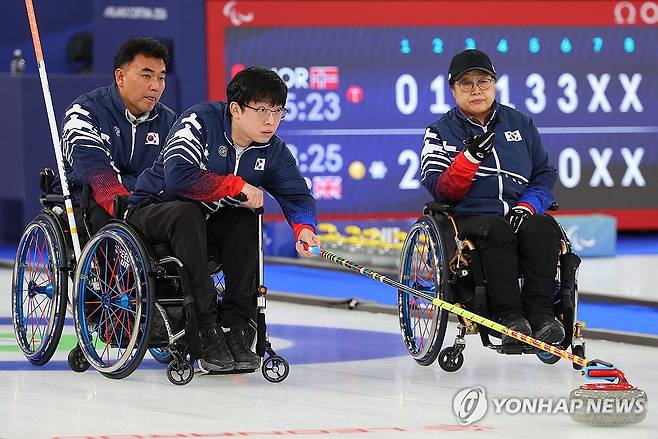 '침착하게' (코르티나담페초=연합뉴스) 한종찬 기자 = 12일(현지시간) 이탈리아 코르티나 컬링 올림픽 스타디움에서 열린 2026 밀라노·코르티나담페초 동계 패럴림픽 휠체어컬링 혼성 4인조 예선 대한민국 대 이탈리아의 경기. 대한민국 대표팀의 남봉광 선수가 스톤을 밀고 있다. 2026.3.13 saba@yna.co.kr