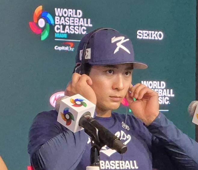 질문 듣는 이정후 (마이애미=연합뉴스) 김경윤 기자 = 야구 대표팀 간판 야수 이정후가 13일(한국시간) 미국 플로리다주 마이애미 론디포파크에서 열린 기자회견에서 질문을 듣고 있다. 2026.3.13. cycle@yna.co.kr