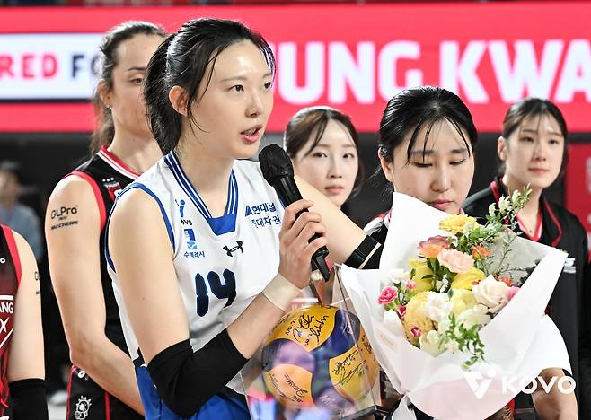 정관장과 경기 후 은퇴 소감을 전하는 현대건설의 양효진(왼쪽)  [한국배구연맹 제공. 재판매 및 DB 금지]