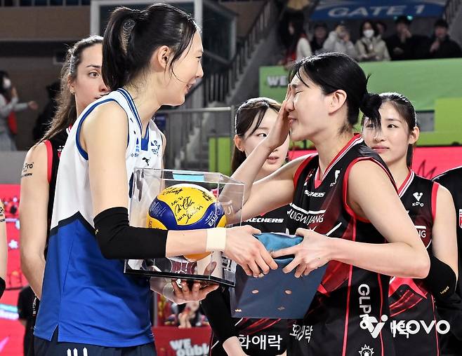 양효진(왼쪽)의 은퇴를 아쉬워하는 정관장의 염혜선 [한국배구연맹 제공. 재판매 및 DB 금지]