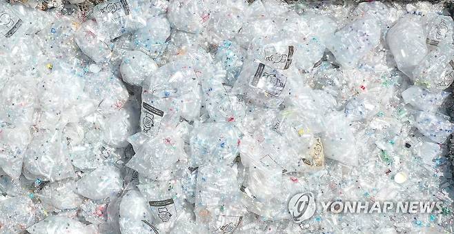 쌓여있는 투명 페트병 [연합뉴스 자료사진]