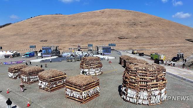 2026제주들불축제 본행사 시작 (제주=연합뉴스) 박지호 기자 = 13일 오전 제주시 애월읍 봉성리 새별오름에서 2026 제주들불축제 본행사가 열리고 있다. 2026.3.13 jihopark@yna.co.kr