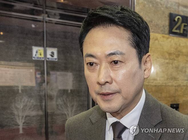 오세훈과 신경전ㆍ이정현 사의, 고민스러운 장동혁 대표 (서울=연합뉴스) 황광모 기자 = 국민의힘 장동혁 대표가 13일 국회에서 취재진 질문에 답변 후 국회 본청을 떠나고 있다.
    장 대표는 취재진과 인터뷰에서 오세훈 서울시장이 전날 추가 공천 접수에도 또다시 미신청한 데 대해 "공천은 공정이 생명이라 생각한다"고 말했다.
    '절윤 결의문'의 진정성을 위한 후속 조치를 놓고 오세훈 서울시장과 팽팽한 기 싸움 중인 장 대표는 이날 이정현 공천관리위원장 사퇴 소식이 전해지자 송언석 원내대표, 정점식 정책위의장 등 지도부와 긴급회의를 했다. 2026.3.13 hkmpooh@yna.co.kr