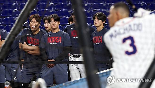 도미니카 타격 연습 지켜보는 한국 선수들 (마이애미=연합뉴스) 김인철 기자 = 도미니카공화국과 월드베이스볼클래식(WBC) 준준결승 경기를 앞둔 한국 야구대표팀의 류현진과 선수들이 12일(현지시간) 미국 플로리다주 마이애미 론디포파크에서 타격 연습 중인 도미니카의 마차도를 지켜보고 있다. 2026.3.13 yatoya@yna.co.kr