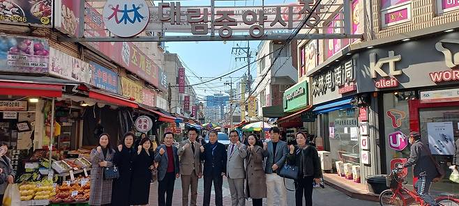 재외동포청 김경협 청장 대림 중앙시장 방문  (서울=연합뉴스) 박현수 기자 = 김경협(앞줄 6번째) 재외동포청장을 비롯한 중국동포 단체장과 관계자들이 13일 오후 서울 영등포구 대림동 대림중앙시장을 방문해 포즈를 취하고 있다. 2026. 3. 13. phyeonsoo@yna.co.kr