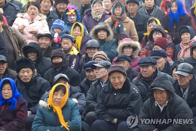 중국 고령화 중국 산둥성 지모의 한 농촌지역 주민들 모습. [EPA=연합뉴스 자료사진]