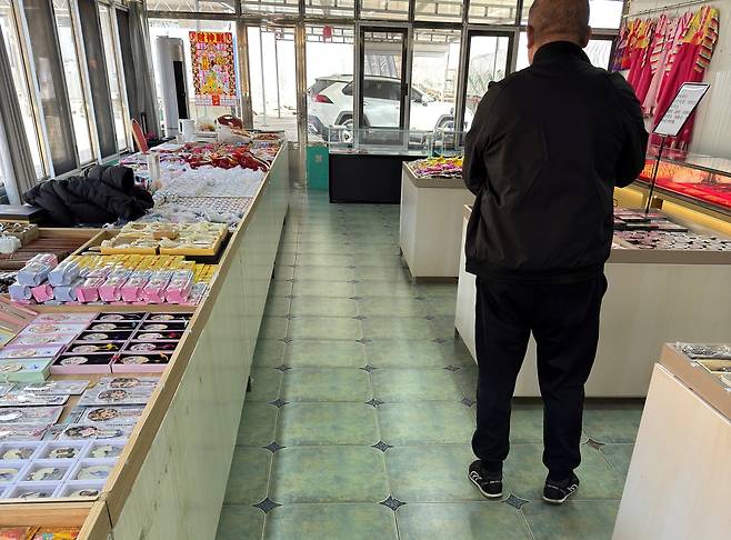 북한 물건 취급하는 중국 단둥의 개인상점     (단둥=연합뉴스) 정성조 특파원 = 13일 오전 중국 랴오닝성 단둥시에 있는 북한 상품 전문 개인 상점에서 물건을 고르는 중국인의 모습. 2026.3.13 xing@yna.co.kr