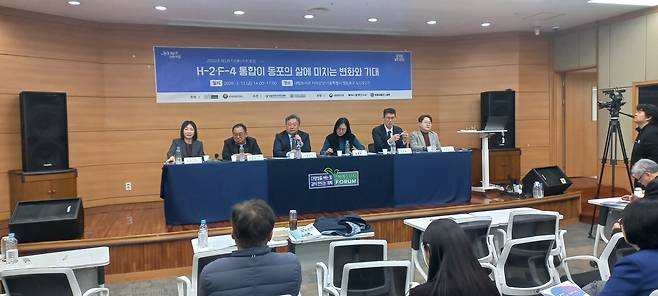 다(多)가치포럼서 토론 벌이는 발제자와 지정토론자들 (서울=연합뉴스) 박현수 기자 = 13일 오후 서울 영등포구 대림도서관에서 재외동포청 후원으로 열린 '2026년 제1차 다가치 포럼'에서 참석자들이 토론을 벌이고 있다. 왼쪽부터 정영순 대한고려인협회장, 주성만 중국동포한마음연합총회 사무국장, 강영우 법무부 이민통합과장, 전춘화 다같이포럼 대표(홍익대교수), 이창원 재외동포청 귀환동포정착지원과장, 박동찬 경계인의몫소리 소장. 2026. 3. 13. phyeonsoo@yna.co.kr