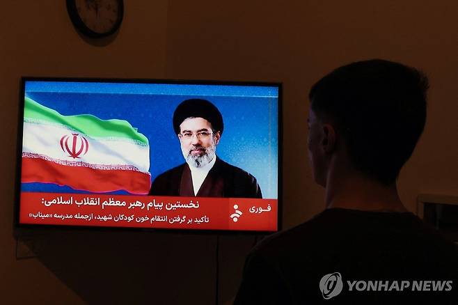 이란 새 최고지도자인 아야톨라 세예드 모즈타바 하메네이의 메시지를 방영하는 이란 TV [AFP 연합뉴스 자료사진 재판매 및 DB 금지]