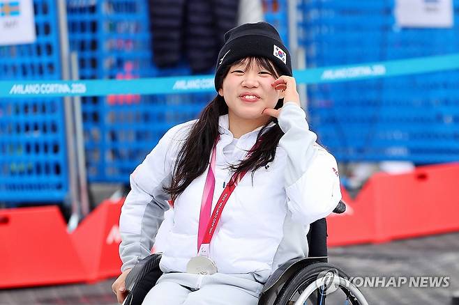 은메달 획득한 김윤지 (서울=연합뉴스) 김윤지가 11일(현지시간) 이탈리아 테세로 크로스컨트리 스타디움에서 열린 2026 밀라노·코르티나담페초 동계 패럴림픽 크로스컨트리 스키 여자 10㎞ 인터벌 스타트에서 은메달을 획득, 포즈를 취하고 있다. 2026.3.11 [대한장애인체육회 제공. 재판매 및 DB 금지] photo@yna.co.kr