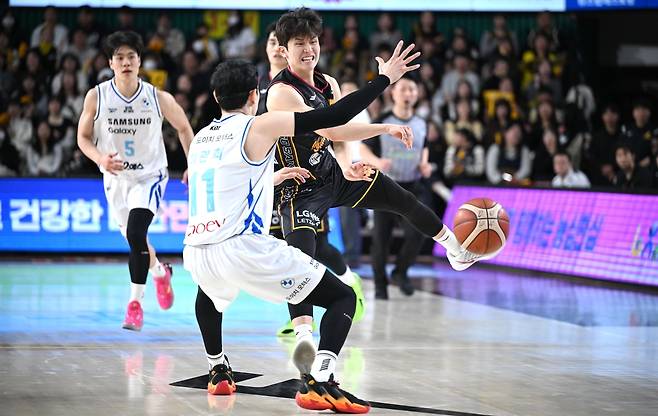 LG 양준석의 패스 [KBL 제공. 재판매 및 DB 금지]