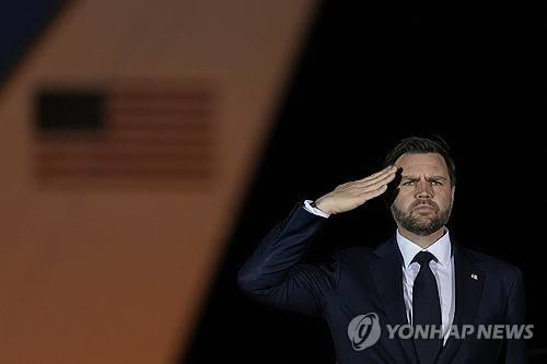 대이란 군사작전서 사망한 미군 유해 운구식에서 경례하는 밴스 미국 부통령 [AP 연합뉴스 자료사진. 재판매 및 DB 금지]