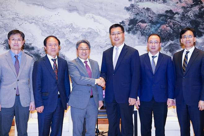 강기정 광주광역시장과 광주시 대표단이 지난 24일 오후 중국 항저우 인터콘티넨탈 호텔에서 루산 저장성 부성장과 면담을 갖고 항저우시와 AI 정책 등 교류협력 방안을 논의한 뒤 기념촬영을 하고 있다. /광주광역시 제공